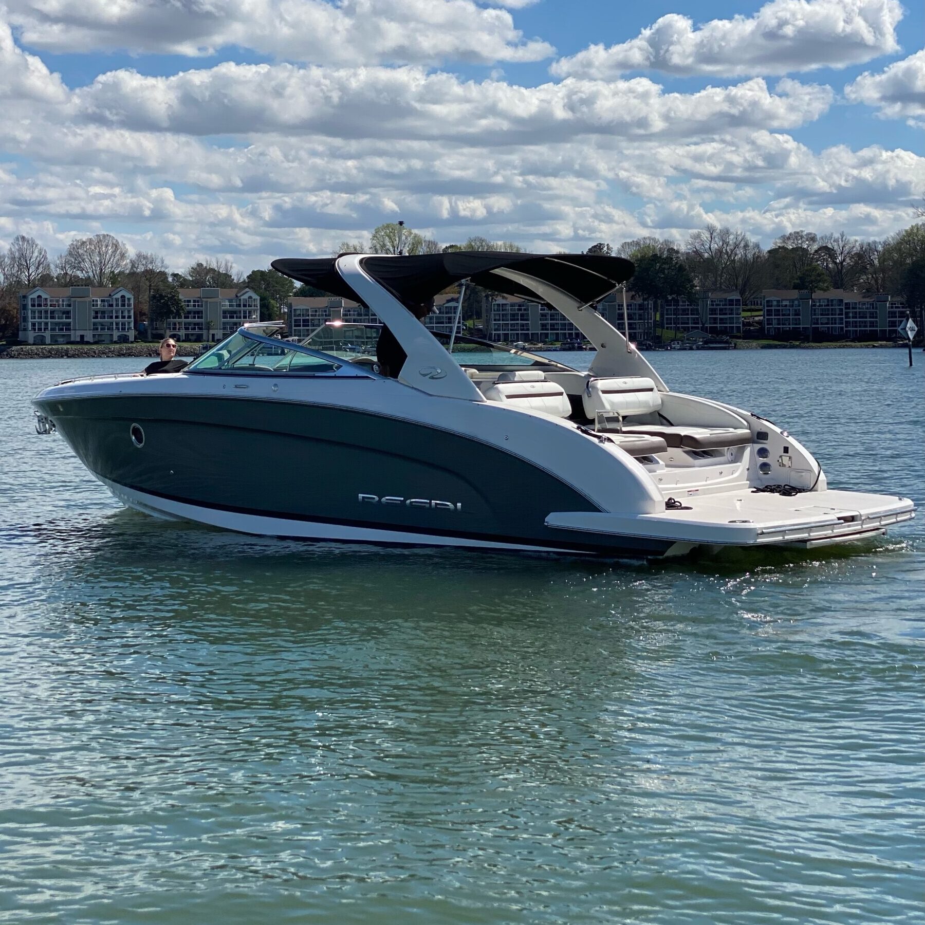 Regal 3200 YACHT CHARTER